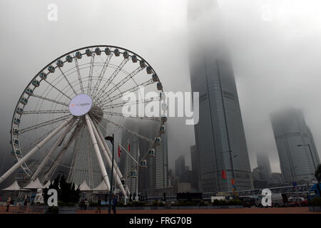 Hong Kong, Cina. 23 Mar, 2016. Grattacieli appaiono in mezzo pesante velatura di Hong Kong, Cina del Sud, 23 marzo 2016. La visibilità ridotta a meno di un chilometro a causa della nebbia. Credito: Lo Fai Ping/Xinhua/Alamy Live News Foto Stock