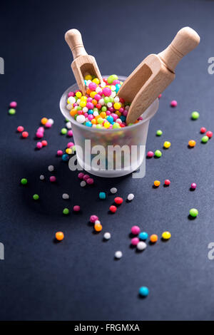 Zucchero colorato perle per la decorazione di prodotti alimentari Foto Stock