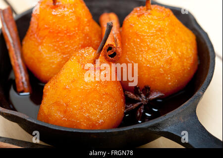 Pere in camicia deliziosi piatti fatti in casa ricetta uovere bianco tavola in legno rustico Foto Stock