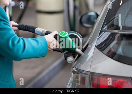Una signora anziana riempie il serbatoio di benzina alla stazione di benzina BP sulla Wellington Road, Londra Foto Stock