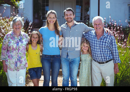 Ritratto di felice multi-generazione famiglia contro house Foto Stock