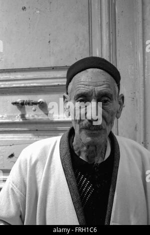 Mezzo corpo ritratto di un vecchio uomo tunisino indossando abiti tradizionali in bianco e nero, TUNISIA Foto Stock