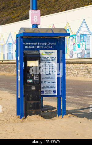 Parcheggio a pagamento Undercliff Drive sulla passeggiata tra i moli di Bournemouth e Boscombe, Dorset UK a marzo Foto Stock