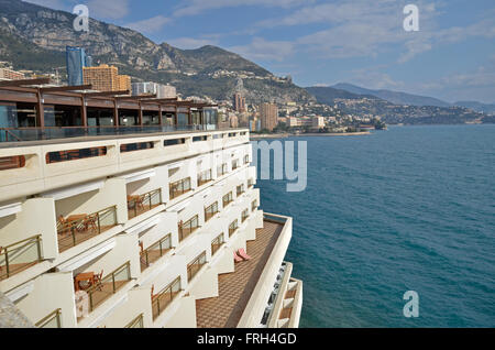 Parte del Fairmont Hotel complesso di appartamenti di lusso a Monte Carlo, Monaco, con riviera in background Foto Stock