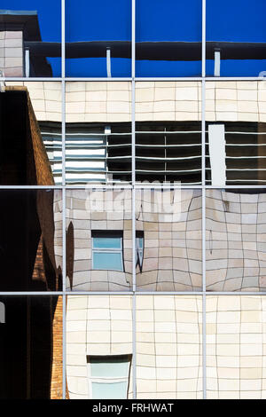 Milton Keynes blocco ufficio finestre di vetro astratta. Milton Keynes, Buckinghamshire, Inghilterra Foto Stock