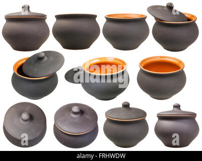 Serie di vasi di ceramica dal nero di argilla non smaltate isolati su sfondo bianco Foto Stock