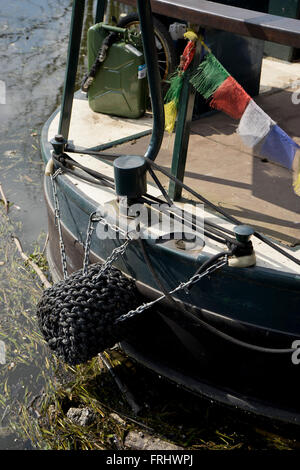 Restringere le barche sul fiume Lea Navigation Canal vicino al QEII Olympic Park a Londra, Regno Unito Foto Stock