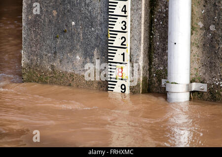 Il livello del fiume indicatore marcatore per la misurazione. Fiume alti livelli Foto Stock