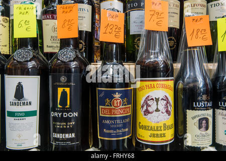 Diverse bottiglie di sherry in vendita in una farmacia di Jerez de la Frontera, Andalusia, Spagna Foto Stock