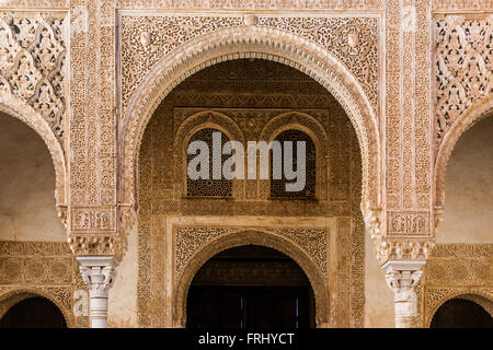 Architettura moresca all'interno del Palacios Nazaries o Nasrid palazzi, Alhambra Palace, Granada, Andalusia, Spagna Foto Stock