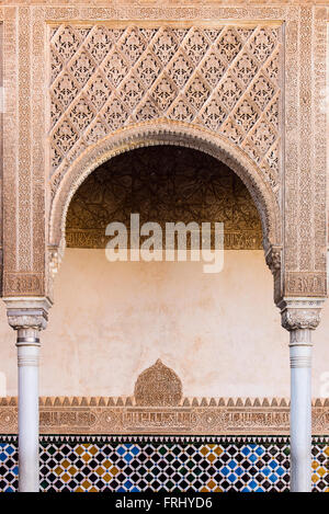 Architettura moresca all'interno del Palacios Nazaries o Nasrid palazzi, Alhambra Palace, Granada, Andalusia, Spagna Foto Stock