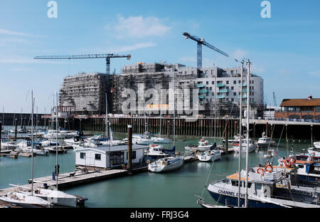 Nuovi appartamenti in costruzione in Brighton Marina East Sussex Regno Unito Foto Stock