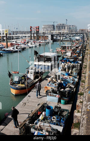 Barche da pesca ormeggiate in Brighton Marina East Sussex Regno Unito Foto Stock