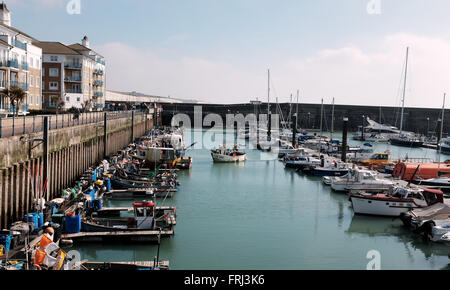 Yacht e pesca ormeggiate in Brighton Marina East Sussex Regno Unito con appartamenti con vista sull'acqua Foto Stock