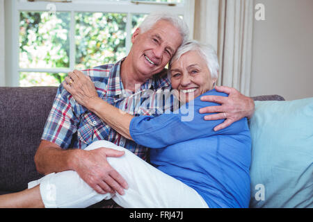 Ritratto di amorevole coppia senior sul divano Foto Stock