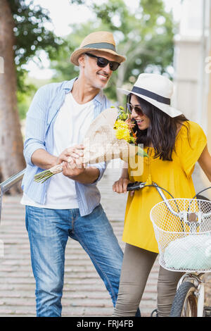 Donna di fiori profumati con uomo Foto Stock