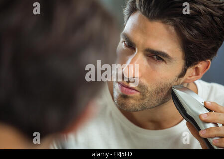 L'uomo la rasatura con trimmer Foto Stock