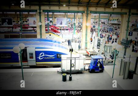 Un nuovo 2016 treno Eurostar attende al Paris Gare du Nord station con uno stile vecchio treno Eurostar in background. Foto Stock