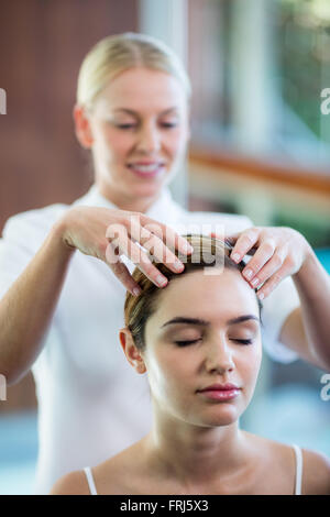 Donna ricevere un massaggio della testa Foto Stock