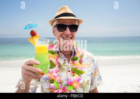 Felice l'uomo senior con un cocktail di benvenuto Foto Stock