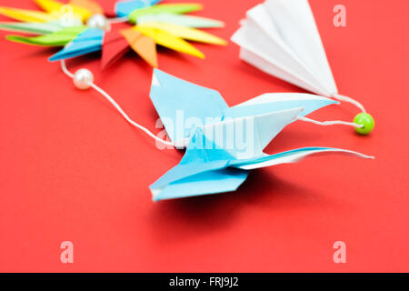 Blue Butterfly origami su sfondo rosso Foto Stock