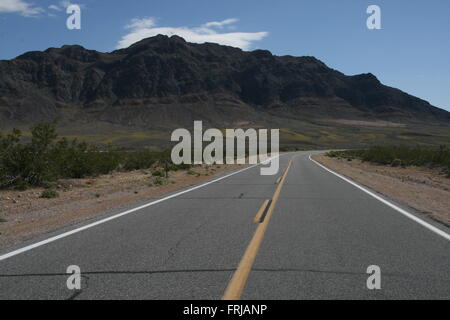 Strada vuota autostrada Deserto della California Foto Stock