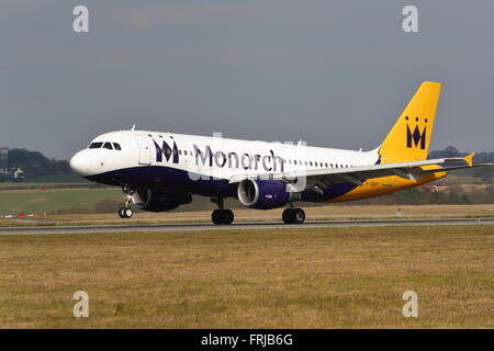 La Monarch Airlines Airbus A320-200 G-ZBAP l'atterraggio all'Aeroporto di Luton, Regno Unito Foto Stock