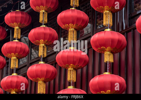 Rosso lanterne cinesi pendente da un edificio tradizionale a Shanghai in Cina Foto Stock