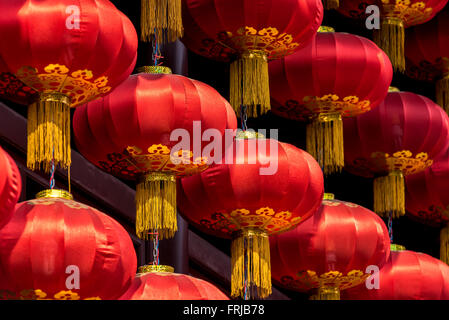 Rosso lanterne cinesi pendente da un edificio tradizionale a Shanghai in Cina Foto Stock