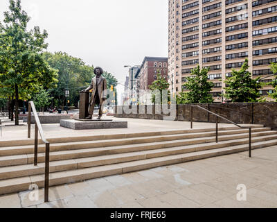 Frederick Douglass Memorial (Scultore: Gabriel Koren), Central Park a nord e Frederick Douglass Boulevard, New York City, Stati Uniti d'America. Foto Stock