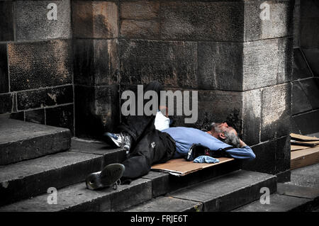 Senzatetto dormendo sui gradini, New York City, Stati Uniti d'America Foto Stock