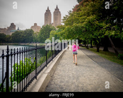 Jogging sul percorso a fianco di Jacqueline Kennedy Onassis serbatoio (Central Park serbatoio) Central Park di New York City, Stati Uniti d'America. Foto Stock