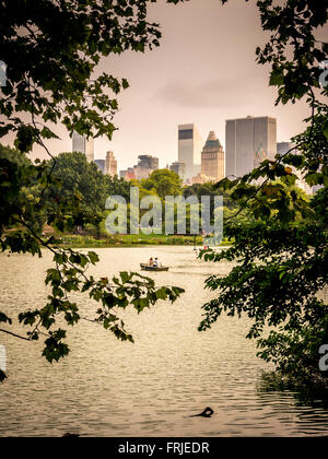 Riga barche sul lago, al Central Park di New York City, Stati Uniti d'America. Foto Stock