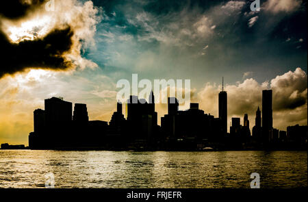 La parte inferiore di Manhattan skyline visto da Brooklyn, New York City, Stati Uniti d'America. Foto Stock