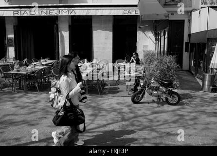 Micro moto parcheggiata fuori cafe, Rue Saint-Martin, Parigi Foto Stock