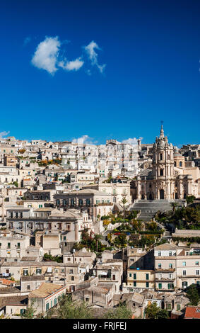 Vista di modica tradizionali case cittadine in sicilia italia Foto Stock