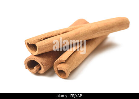 Bastoncino di cannella isolati su sfondo bianco Foto Stock