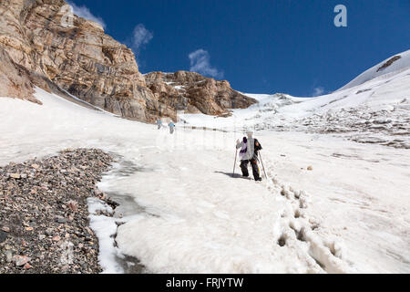Gli escursionisti a piedi verso il basso sul Snowfield Foto Stock