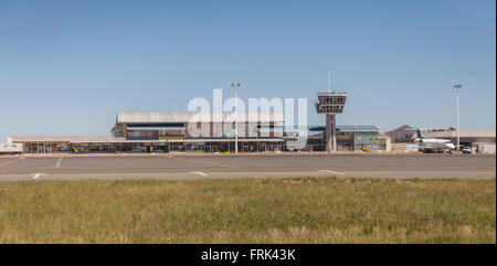 Veduta esterna del terminale e il controllo del traffico aereo da torre a Osea Kutako International Airport, a Windhoek, Namibia, Sud Africa. Foto Stock