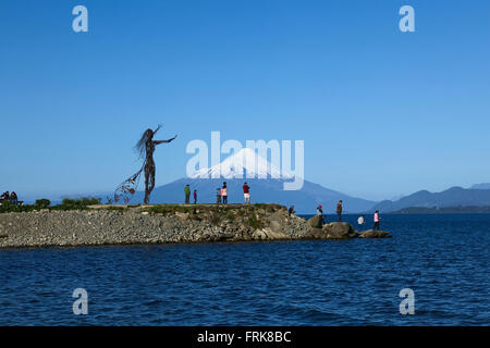 PUERTO VARAS, Cile - 11 novembre 2015: scultura di metallo di una donna alla Puntilla in Puerto Varas sulla riva del Lago Llanquihue Foto Stock