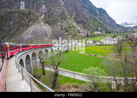 Il Bernina Express è il passaggio del viadotto Foto Stock