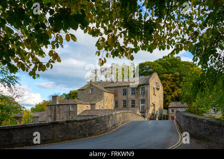 Yore Mill (XVIII sec.) e il ponte sul Fiume Ure, Aysgarth Falls, Wensleydale, Yorkshire Dales National Park, England, Regno Unito Foto Stock