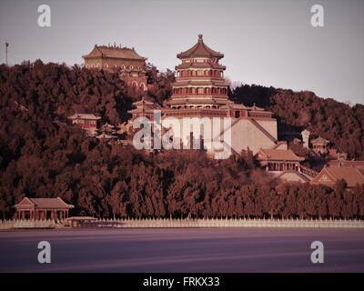 Bellissimo tempio Cinese. Fragranza buddista padiglione imperiale parco giochi estivo, il Summer Palace, Pechino. Foto Stock