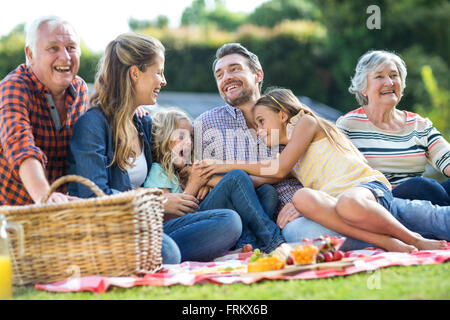 Felice multi-generazione famiglia seduti su una coperta Foto Stock