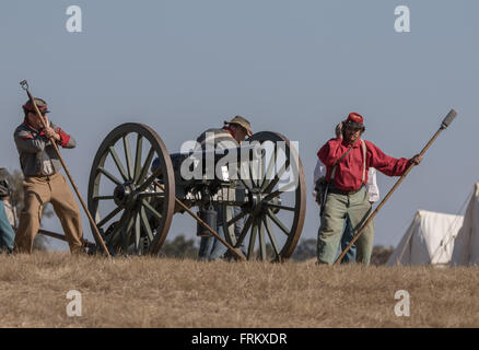 Cannone confederato equipaggio a fattoria Hawes Guerra civile rievocazione storica in Anderson, California. Foto Stock