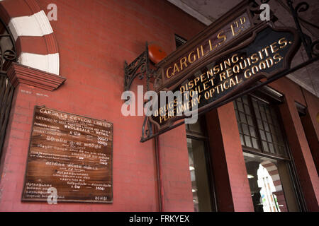 Sri Lanka, Colombo, Fort, York Street, Cargills department store, vecchio segno dorato in collonnade Foto Stock