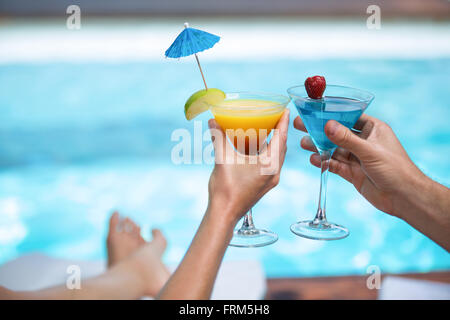 Le mani del giovane tostare coppetta Martini Foto Stock