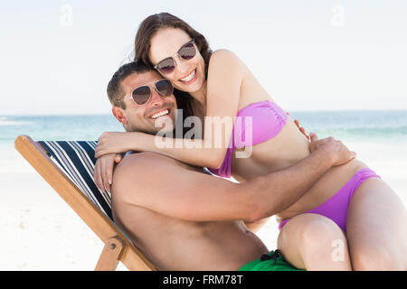 Ragazza seduta sul ragazzo lap Foto Stock