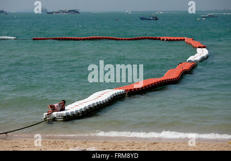 Safe area nuoto è segnato da galleggianti collegati / boe sulla spiaggia di Pattaya Thailandia per proteggere i bagnanti dalle barche & jet sci Foto Stock