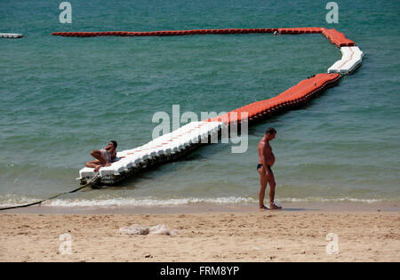 Safe area nuoto è segnato da galleggianti collegati / boe sulla spiaggia di Pattaya Thailandia per proteggere i bagnanti dalle barche & jet sci Foto Stock